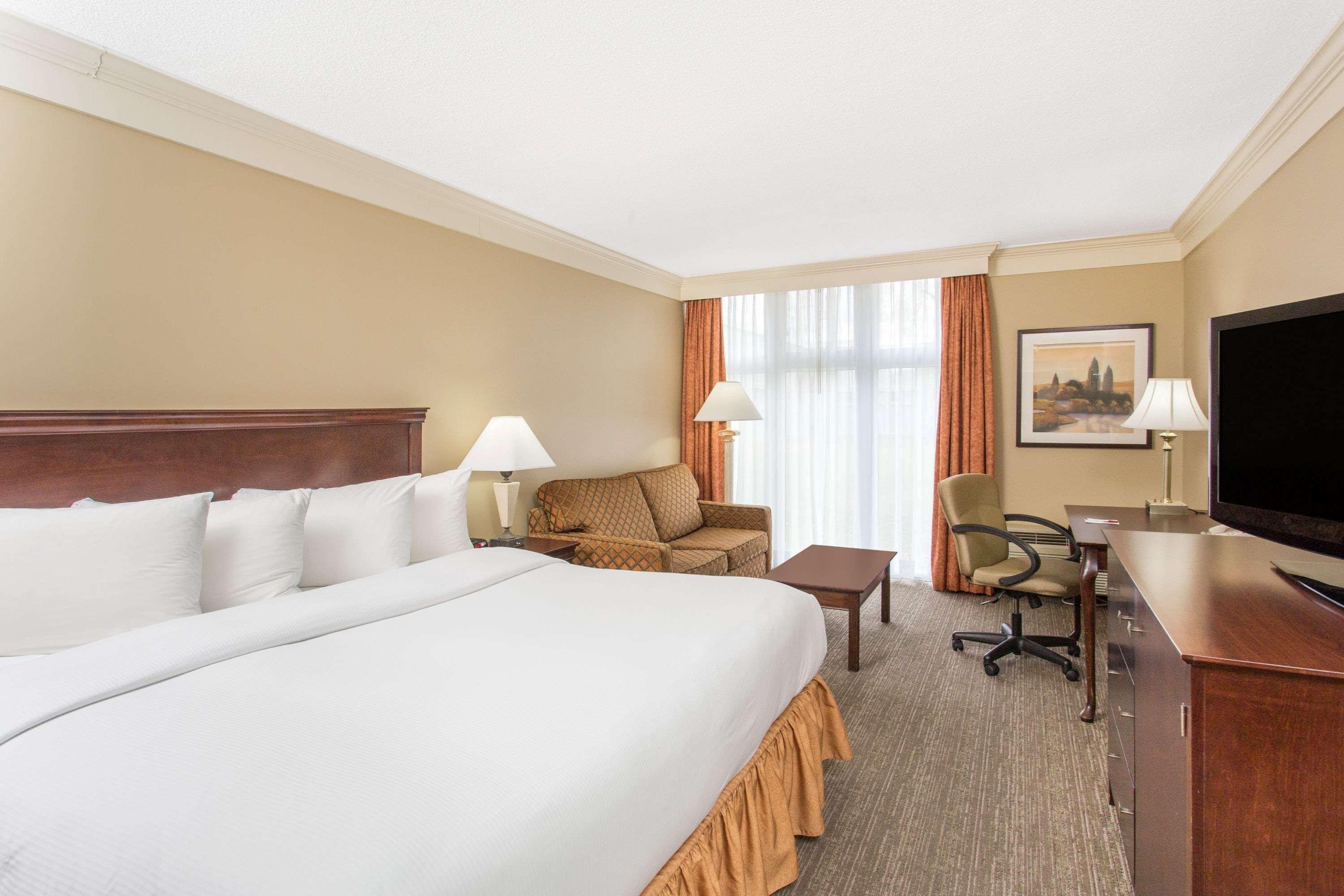 Ramada By Wyndham Cornwall Eksteriør bilde
